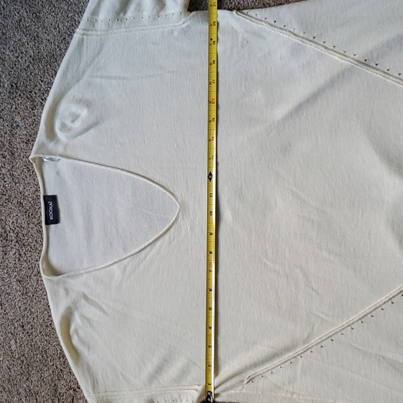 KOOKAI V-neck White/Cream Top - Picture 3 of 11